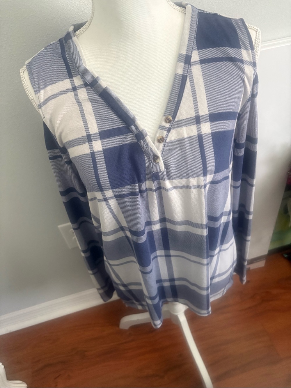 Como Vintage Blue and White Plaid Henley